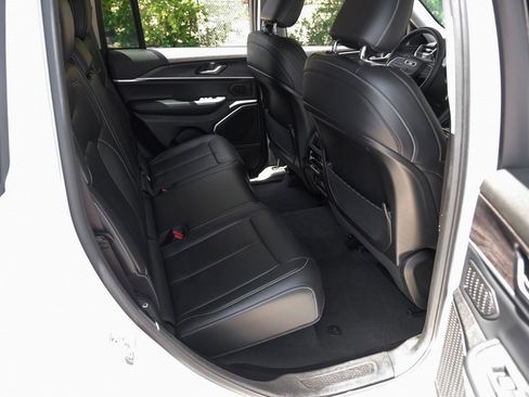 Used 2022 Jeep Grand Cherokee Limited image 48