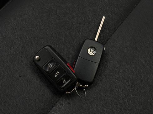 Used 2014 Volkswagen Beetle R-Line FWD image 27