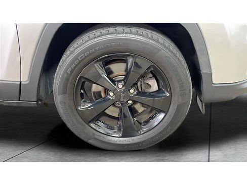 Used 2020 Jeep Cherokee Latitude Plus image 19