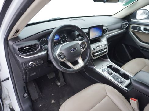 Used 2022 Ford Explorer XLT w/ Equipment Group 202A image 3