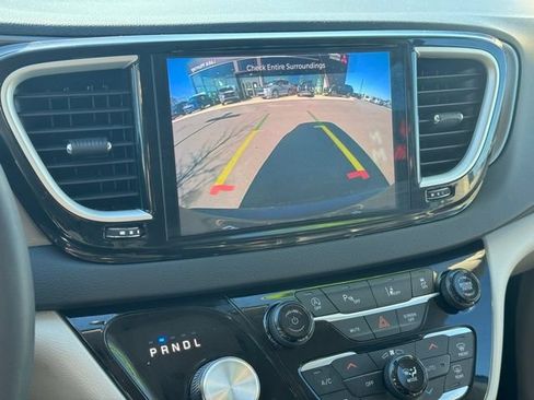 Used 2023 Chrysler Pacifica Touring-L FWD image 29