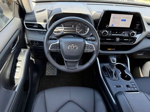 Used 2025 Toyota Highlander XLE FWD image 25