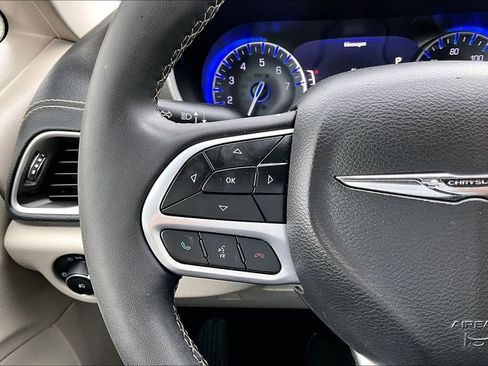 Used 2023 Chrysler Pacifica Touring-L FWD image 15