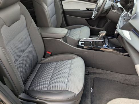 Used 2025 Chevrolet Trax LT w/ LT Convenience Package FWD image 32