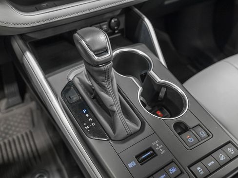 Used 2020 Toyota Highlander XLE image 23