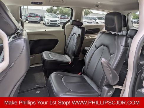 Used 2023 Chrysler Pacifica Touring-L FWD image 13