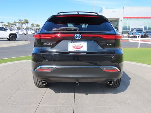 Used 2024 Toyota Venza XLE image 6