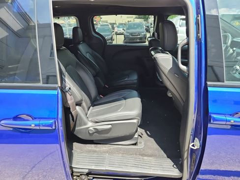 Used 2021 Chrysler Pacifica Touring-L w/ Uconnect Theater Family Group FWD image 24