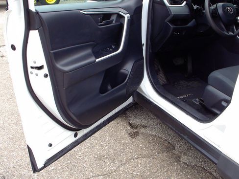 Used 2019 Toyota RAV4 LE w/ Carpet Mat Package FWD image 5