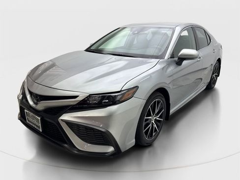 Used 2024 Toyota Camry SE FWD image 2
