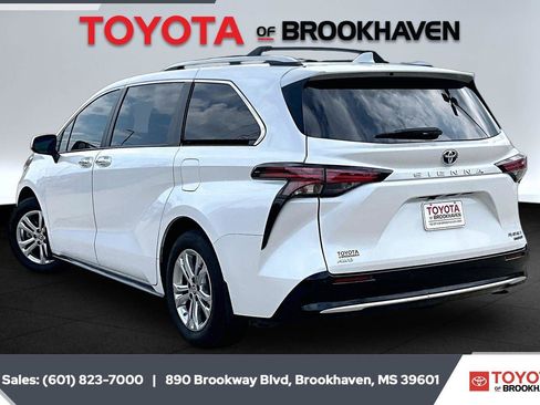 Used 2024 Toyota Sienna Platinum AWD/4WD image 2