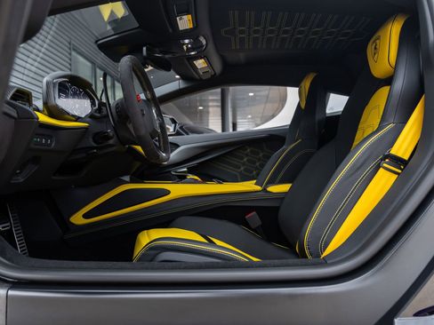Used 2025 Lamborghini Revuelto AWD/4WD image 28