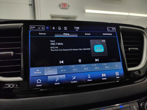 Used 2024 Chrysler Pacifica Touring-L image 47