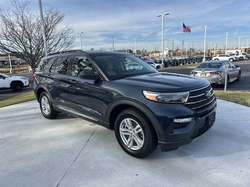 Used 2022 Ford Explorer XLT w/ Equipment Group 202A image 2