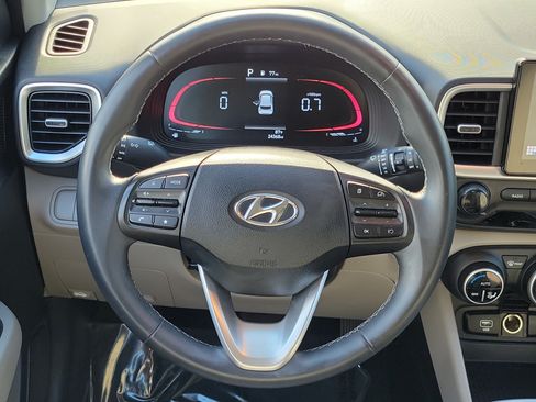 Used 2025 Hyundai Venue SEL FWD image 18