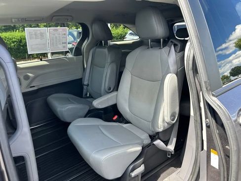 Used 2024 Toyota Sienna XLE w/ XLE Plus Package FWD image 18