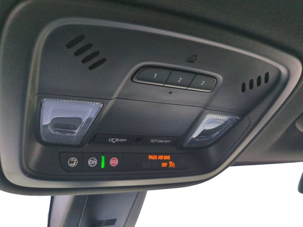 Used 2023 Chevrolet Traverse LT FWD image 23