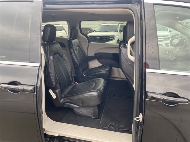 Used 2024 Chrysler Pacifica Touring-L FWD image 6