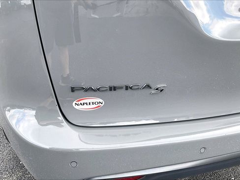 Used 2025 Chrysler Pacifica Limited FWD image 9