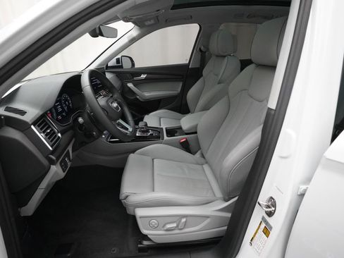 Used 2024 Audi Q5 e Premium Plus w/ Premium Plus Package image 7