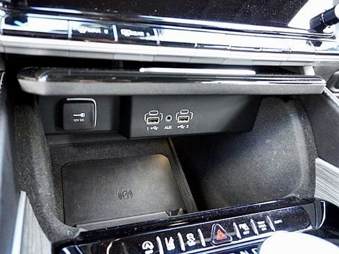 Used 2023 Jeep Wagoneer Series II w/ Premium Group I AWD/4WD image 31