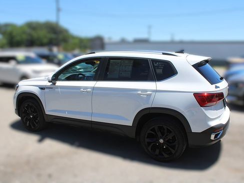 Used 2023 Volkswagen Taos SE w/ Panoramic Sunroof Package FWD image 12