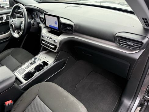 Used 2024 Ford Explorer XLT image 40