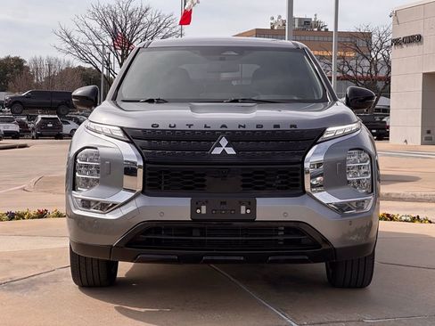 Used 2024 Mitsubishi Outlander SE image 2