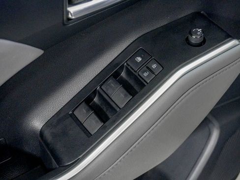 Used 2021 Toyota Highlander XLE AWD/4WD image 19