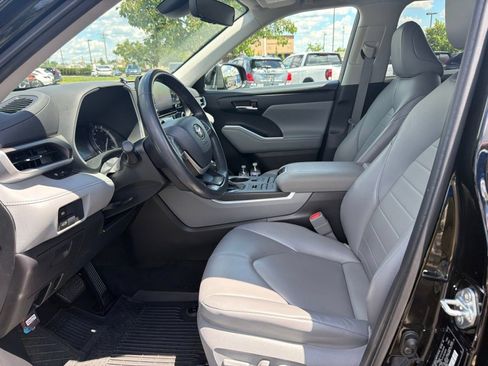 Used 2022 Toyota Highlander XLE AWD/4WD image 22