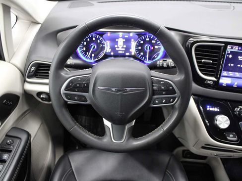 Used 2024 Chrysler Pacifica Touring-L FWD image 6