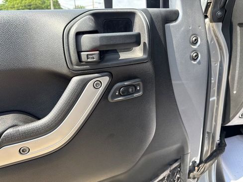 Used 2013 Jeep Wrangler Unlimited Sahara w/ Connectivity Group AWD/4WD image 23