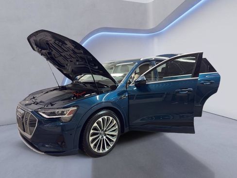 Used 2019 Audi e-tron Prestige w/ Prestige Package image 10