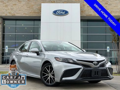 Used 2022 Toyota Camry SE FWD image 1
