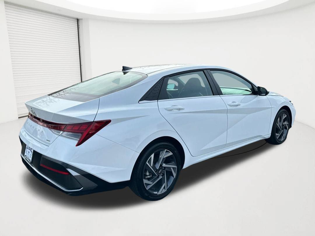 Certified 2025 Hyundai Elantra Limited w/ Cargo Package FWD image 5