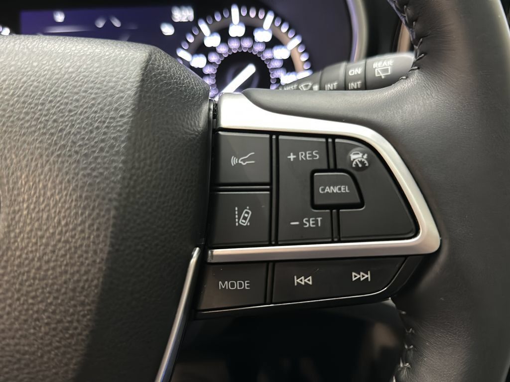 Used 2022 Toyota Highlander XLE AWD/4WD image 29