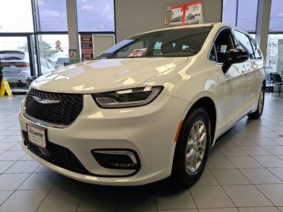 New 2026 Chrysler Pacifica Select