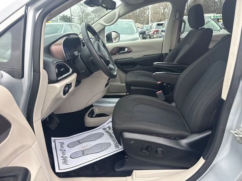 Used 2023 Chrysler Voyager LX image 21