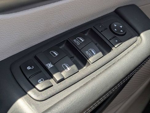 Used 2024 Chrysler Pacifica Touring-L FWD image 25