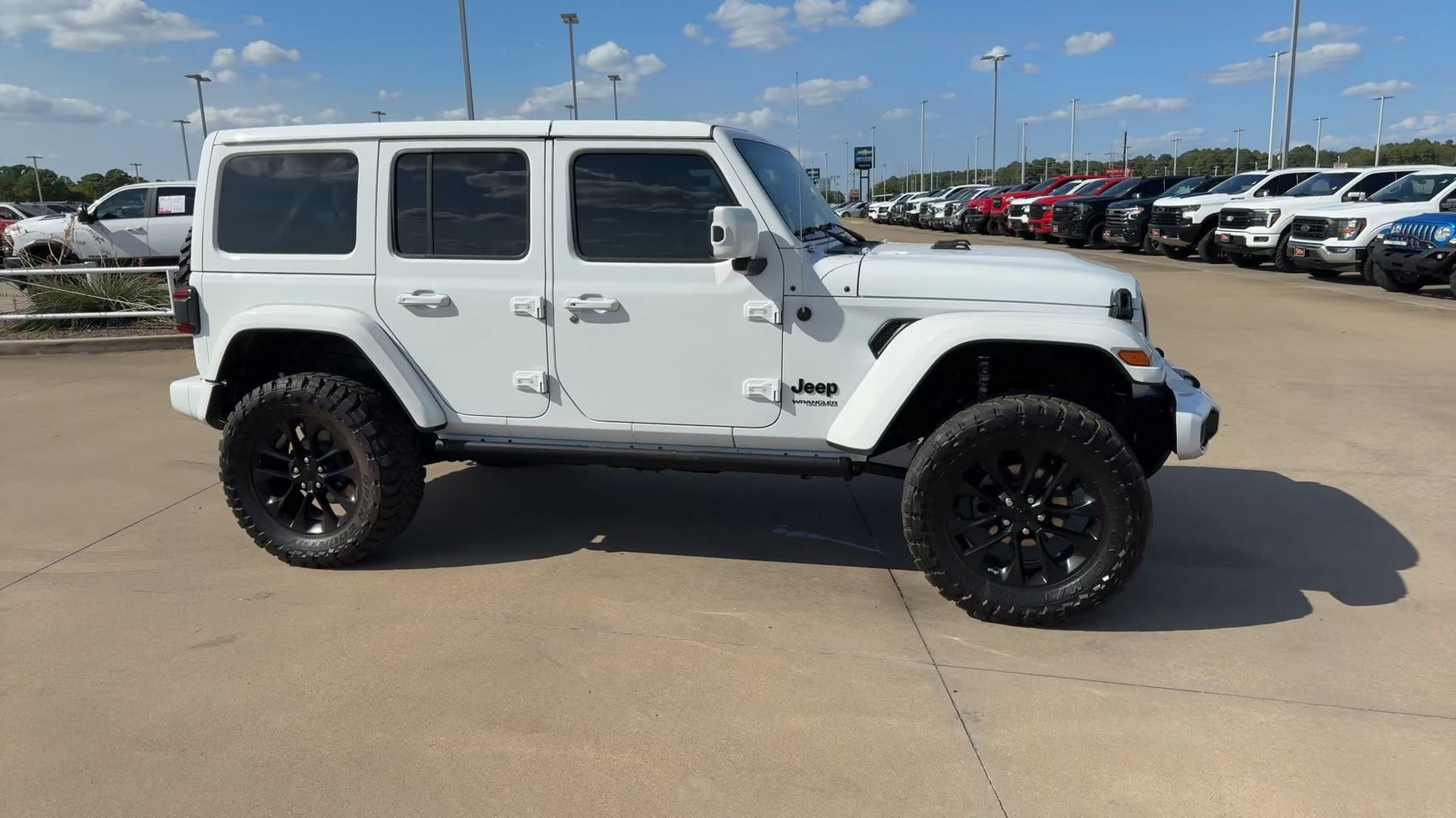 Used 2021 Jeep Wrangler Unlimited Sahara AWD/4WD image 2