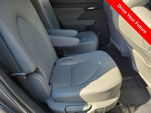 Used 2024 Toyota Highlander XLE AWD/4WD image 25