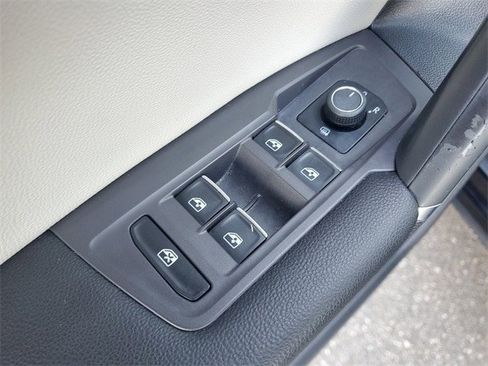 Used 2018 Volkswagen Tiguan SE image 15
