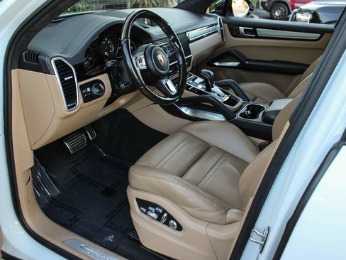 Used 2019 Porsche Cayenne Turbo AWD/4WD image 14