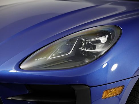 Certified 2021 Porsche Macan image 11