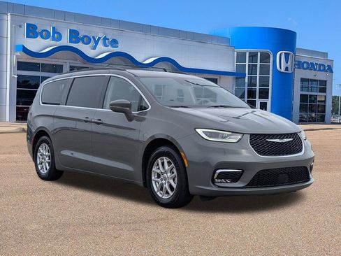 Used 2022 Chrysler Pacifica Touring-L FWD image 7
