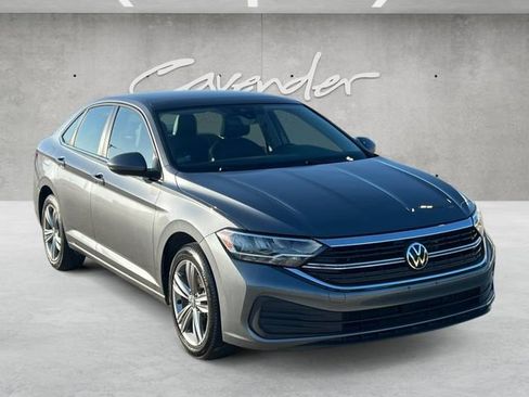 Used 2024 Volkswagen Jetta SE FWD image 2