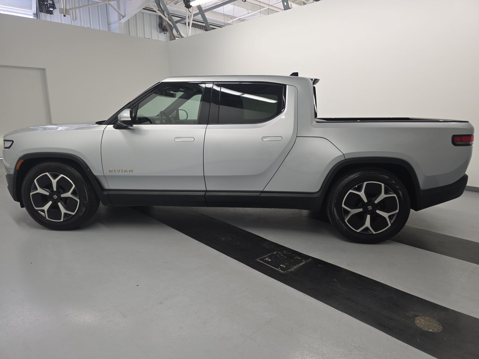 Used 2022 Rivian R1T Adventure AWD/4WD image 2