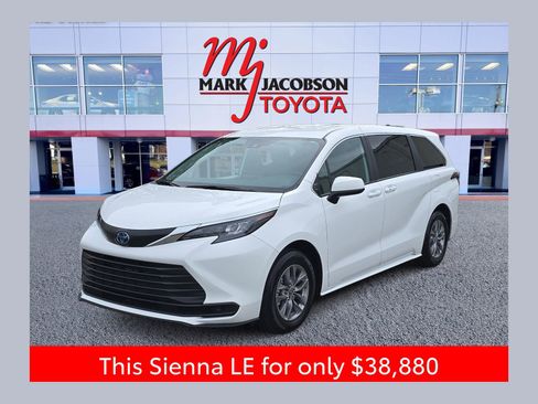 Used 2025 Toyota Sienna LE image 1