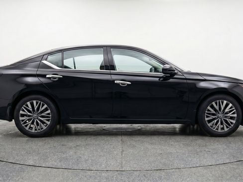 Used 2025 Nissan Altima 2.5 SV FWD image 11