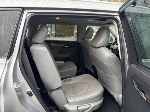 Used 2021 Toyota Highlander Limited image 13